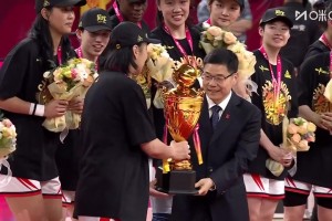 [四川女籃捧杯]四年三冠！賽后頒獎儀式，四川女籃全隊捧起總冠軍獎杯！