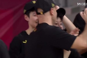[四川女籃自拍]真的開心！頒獎儀式之前，王思雨帶領四川女籃姑娘們自拍！