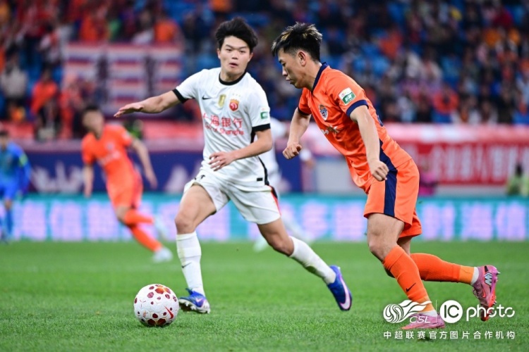 青島海牛3-1上海海港：吾米提江染紅致十人作戰(zhàn)，劉祝潤中柱難挽敗局