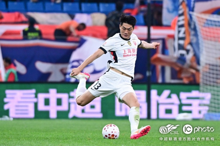 青島海牛3-1上海海港：吾米提江染紅致十人作戰(zhàn)，劉祝潤中柱難挽敗局