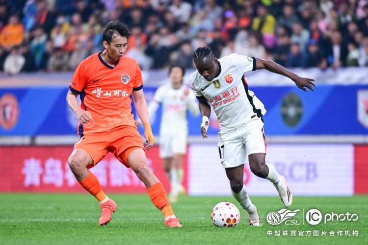 青島海牛3-1上海海港：吾米提江染紅致十人作戰(zhàn)，劉祝潤中柱難挽敗局