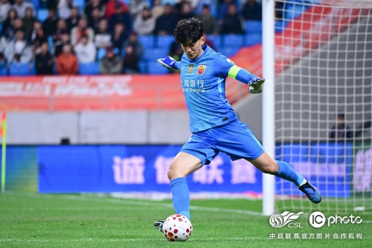 青島海牛3-1上海海港：吾米提江染紅致十人作戰(zhàn)，劉祝潤中柱難挽敗局
