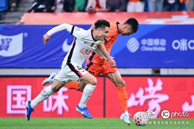 青島海牛3-1上海海港：吾米提江染紅致十人作戰(zhàn)，劉祝潤中柱難挽敗局