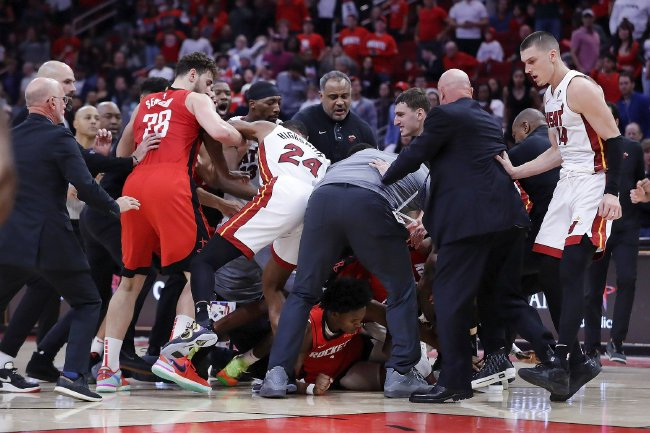 沖突致6人被逐 熱火104-100擒火箭 森林狼險勝馬刺
