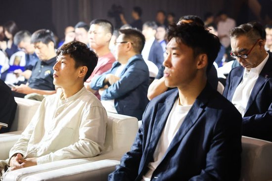 2025上海明日之星冠軍杯抽簽：上海隊揭幕戰(zhàn)迎曼城U16，武磊現(xiàn)身羨慕后輩