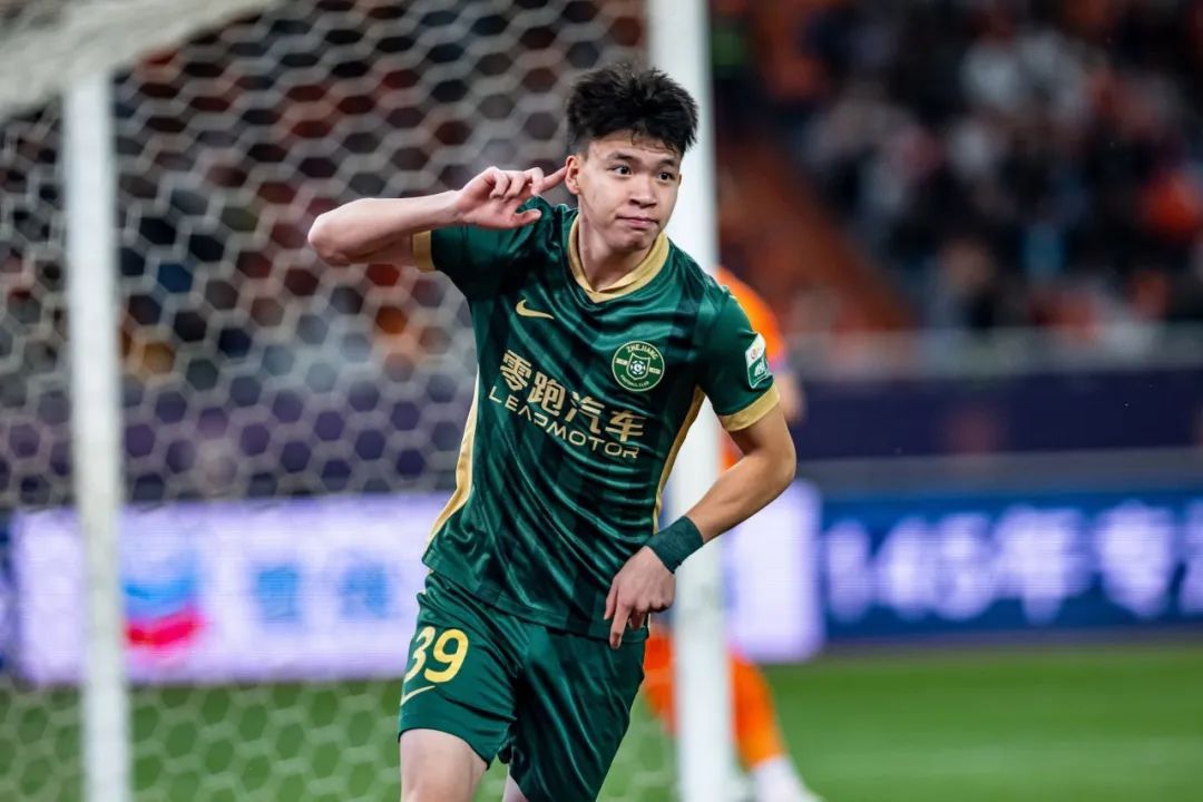 18歲王鈺棟8球登頂中超射手榜，40天從首球到并列第一