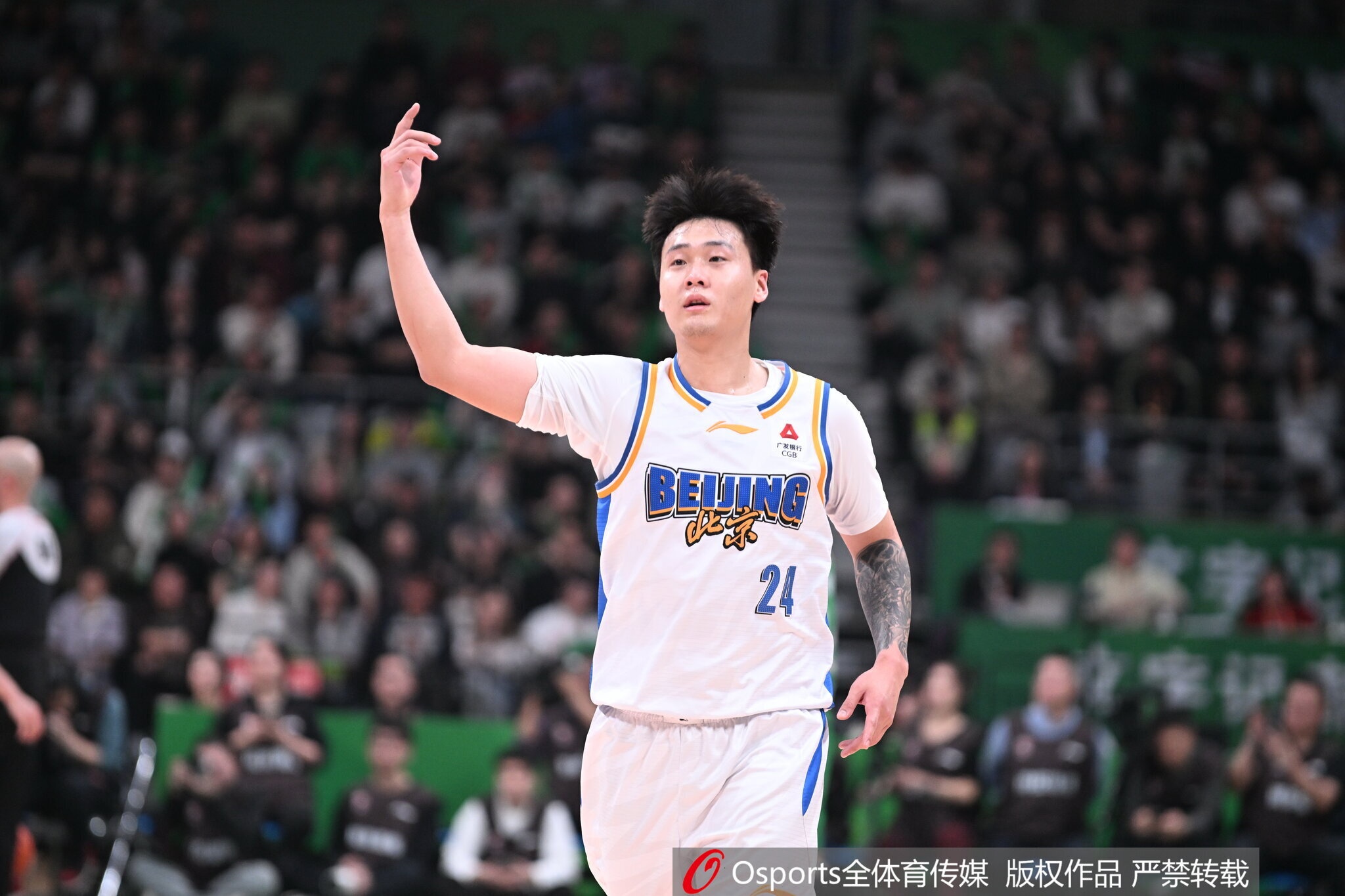 北京禁區(qū)外10中9+三分28中14 扳平上海 趙睿曾凡博狀態(tài)回升 北京禁區(qū)外10中9+三分28中14 扳平上海 趙睿曾凡博狀態(tài)回升