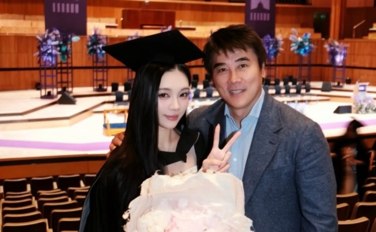 李明女兒曬合影回應(yīng)五年禁足：白玉落塵，時間給出答案