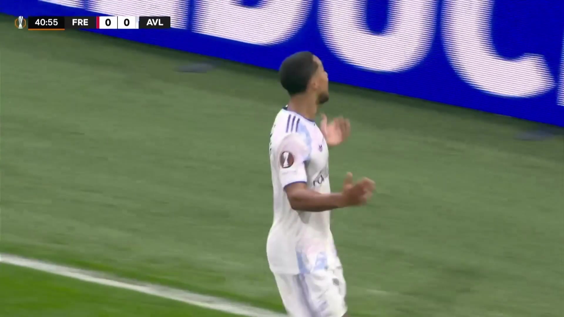 一劍封喉！蒂萊曼斯不停球凌空斬破門！維拉1-0領先弗賴堡！
