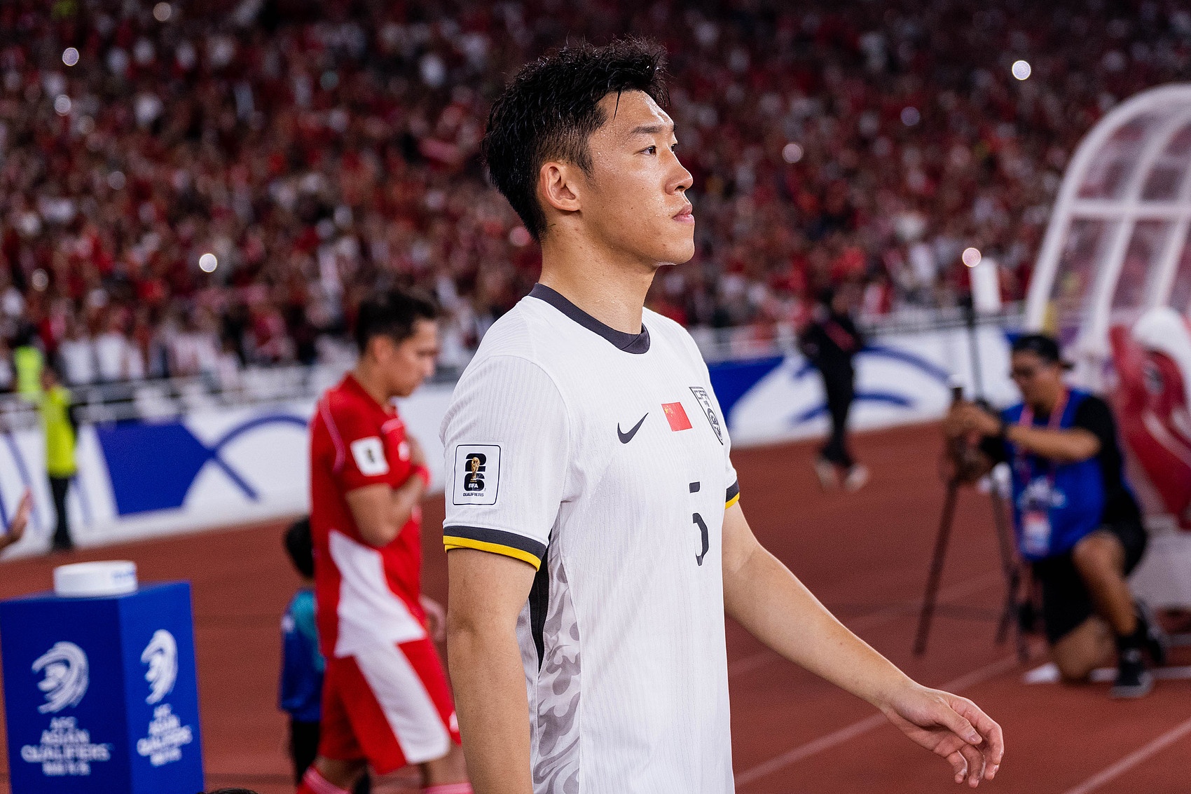 朱辰杰帶病打滿全場(chǎng)致烏龍失誤，國(guó)足2-1客勝新加坡