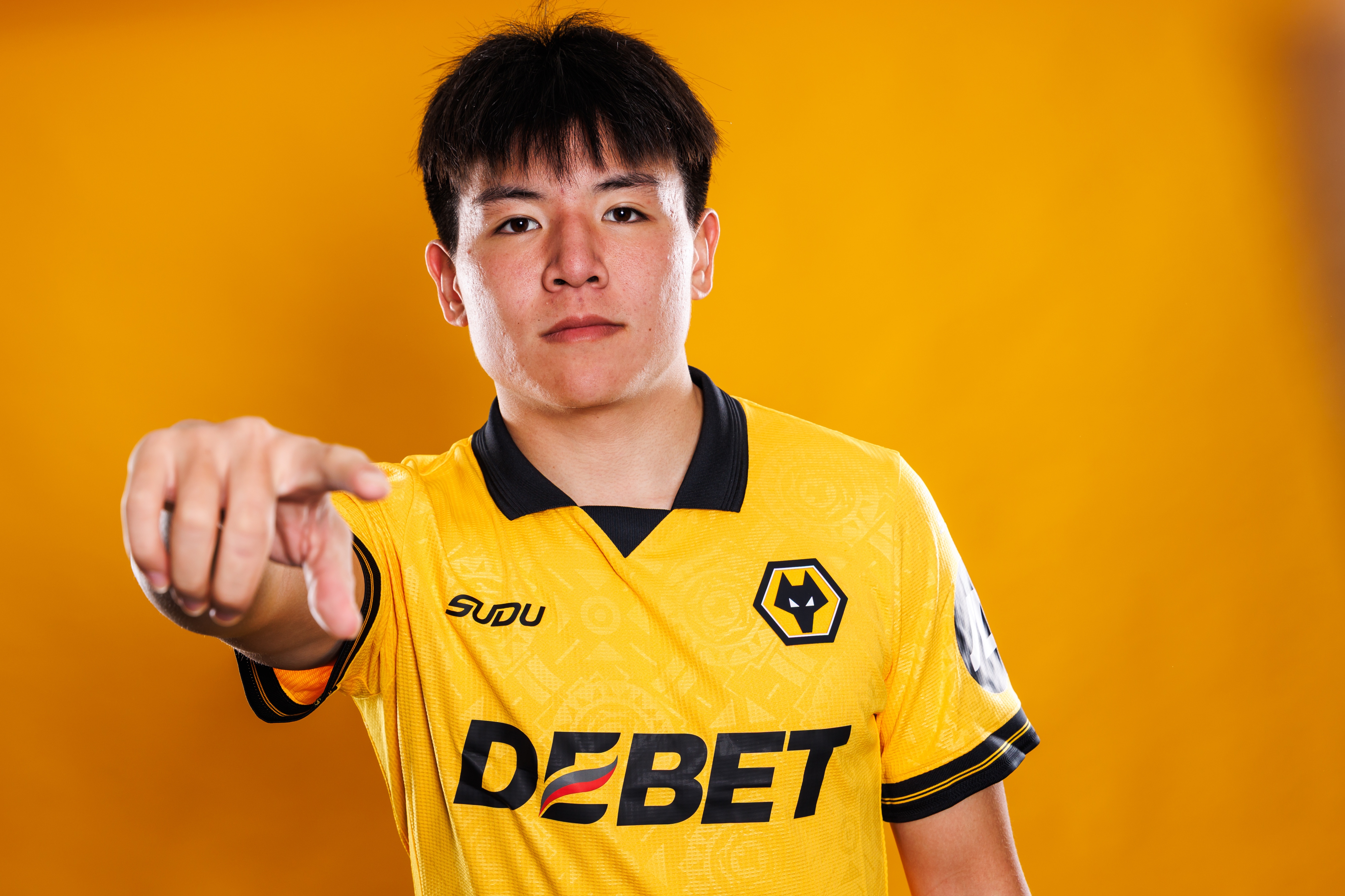 狼隊(duì)公布25/26賽季留隊(duì)名單：22歲中國國腳徐彬在列